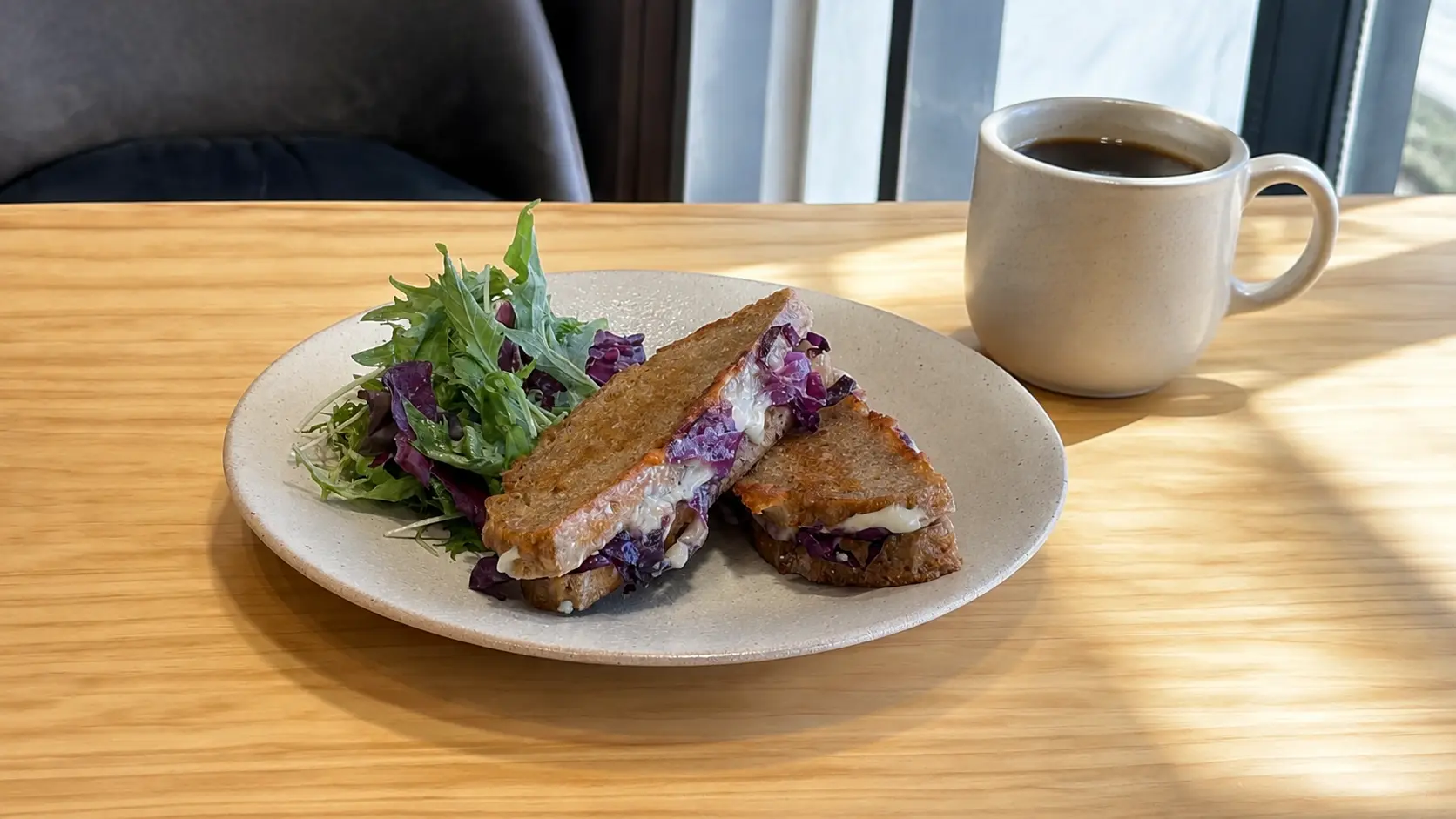 朝の横光が入る店内で楽しむカンパーニュホットサンドとホットコーヒー