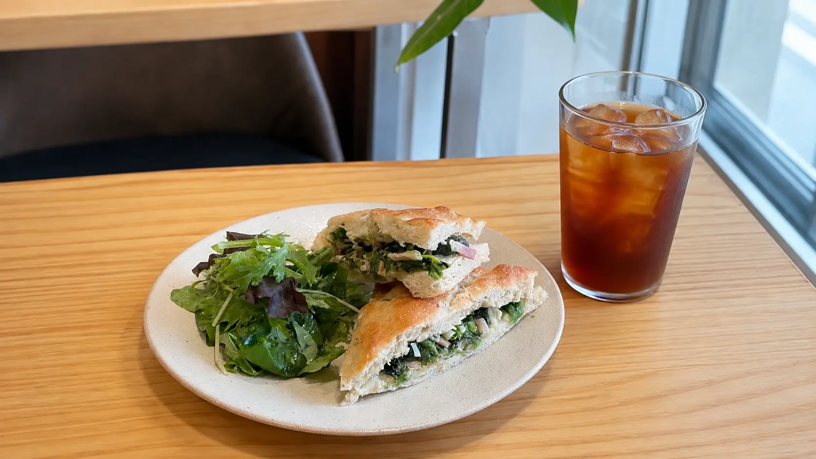 朝の店内で楽しむフォカッチャスピナッチホットサンドとアイスティー