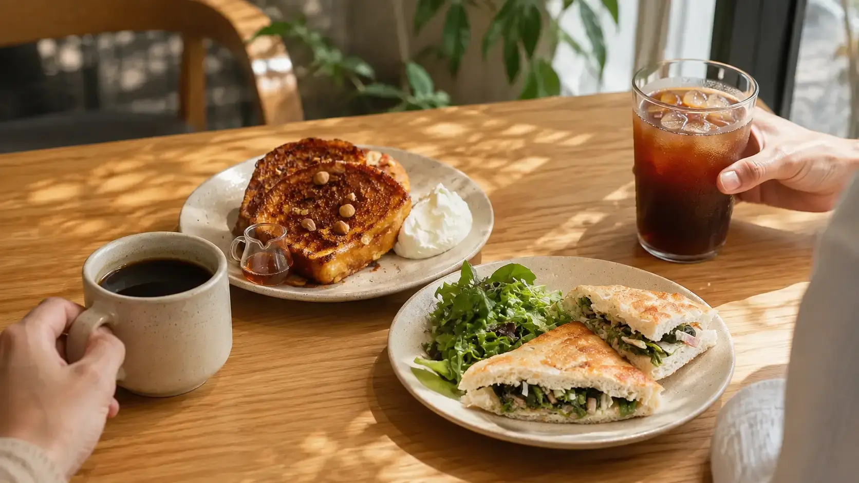 朝の光が入る店内で、コーヒーとパンのモーニングを楽しむテーブル