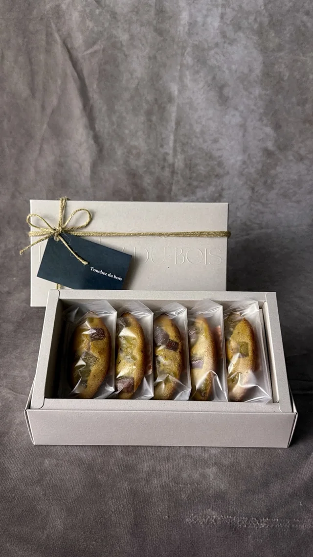 個包装の濃蜜いもフィナンシェ5個とTouchez du boisのギフト箱