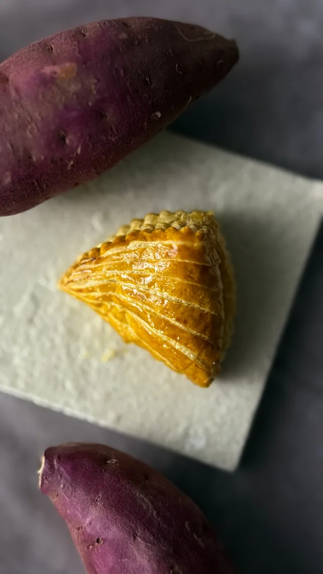 さつまいもあんを包んだ、三角形のショーソンさつまいも