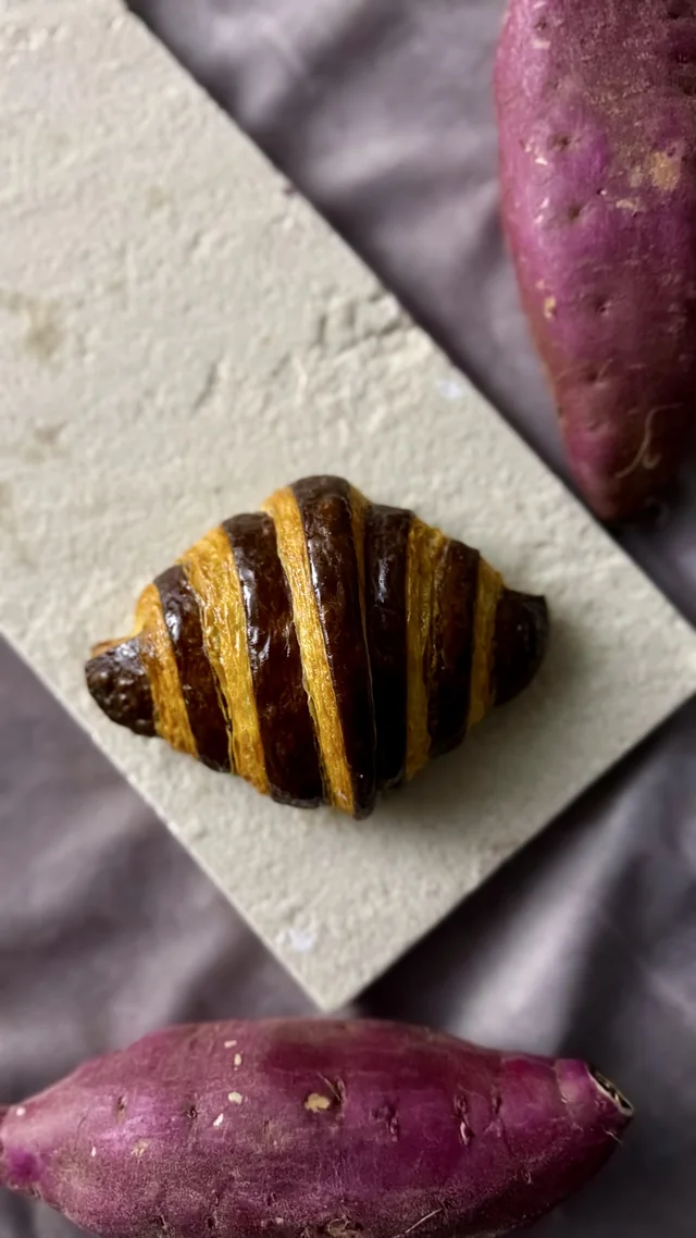 さつまいも色のバイカラー生地で焼き上げたクロワッサンさつまいも